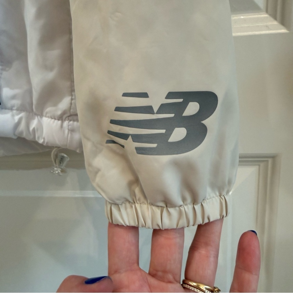 New Balance Fleece Lined Windbreaker Jacket Tan & White XS - Picture 3 of 8
